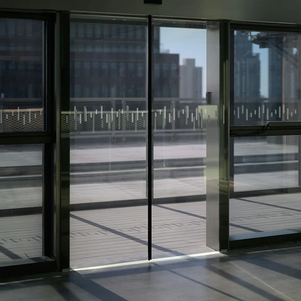 Instalación de puertas de comercios de aluminio o PVC